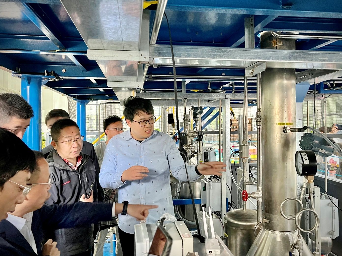 一群人在廚房里中度可信度描述已自動生成