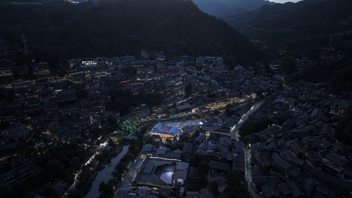 圖4 夜幕降臨，萬家燈火點亮苗寨